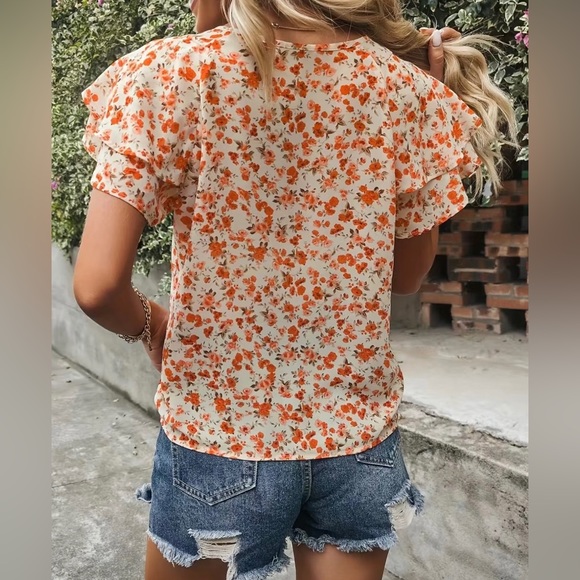 🎉Host Pick🎉 Ditsy Floral Print Blouse. NWT - Picture 3 of 7